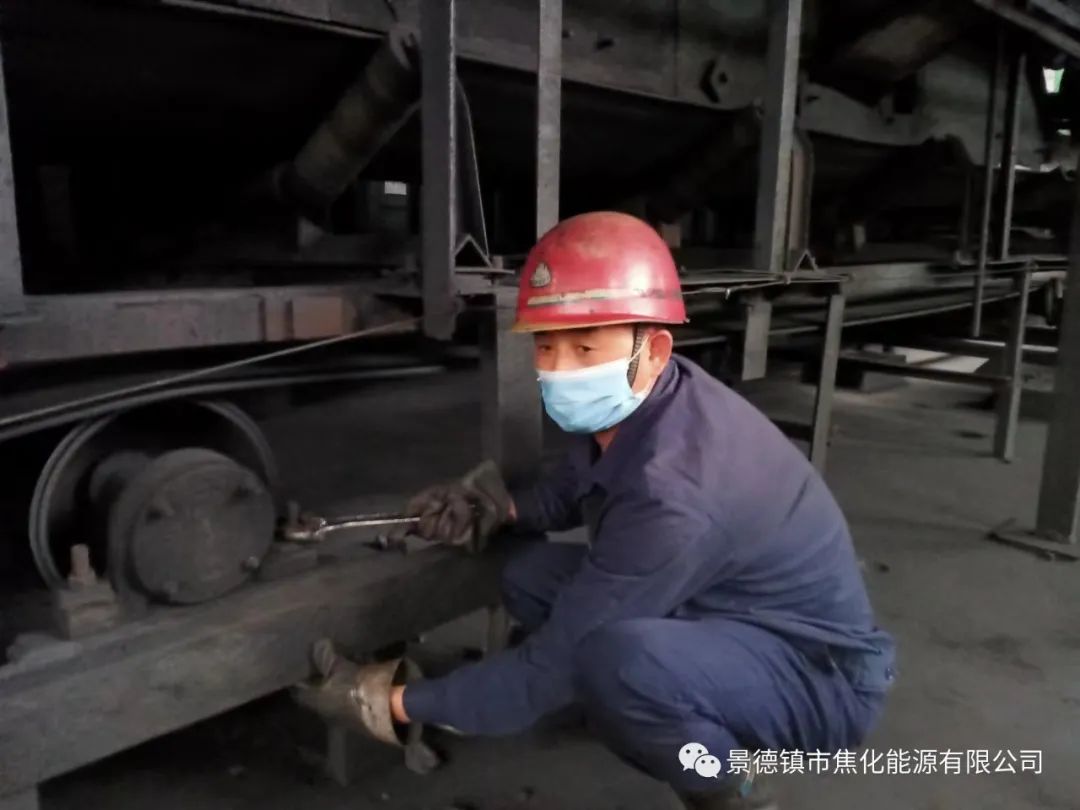 “老線這邊人手不夠，你們那邊有誰可以過來支援？”“好的，我馬上來?！甭牭竭@個消息時，羅國安剛剛結(jié)束新線的維修工作，但他二話不說，立即拿起維修包，投入到老線的維修工作當中。每天工作10小時以上已經(jīng)成為抗疫期間的常態(tài)，雖然身體很疲憊，但是他沒有任何怨言，“確實很辛苦、很累，但現(xiàn)在正是特殊時期，只有保障公司生產(chǎn)經(jīng)營“不斷檔”，我們生活才能“不斷線”，恰恰我所在的運輸廠就是承擔著焦炭煤炭運輸?shù)闹匾氊煟晕腋鼞?yīng)該恪盡職守，保障好這些設(shè)備的穩(wěn)定運行?！?jpg